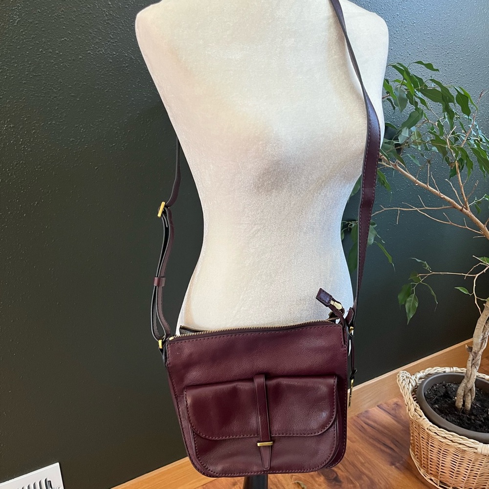 Elegant Fossil Burgundy Leather Crossbody Bag